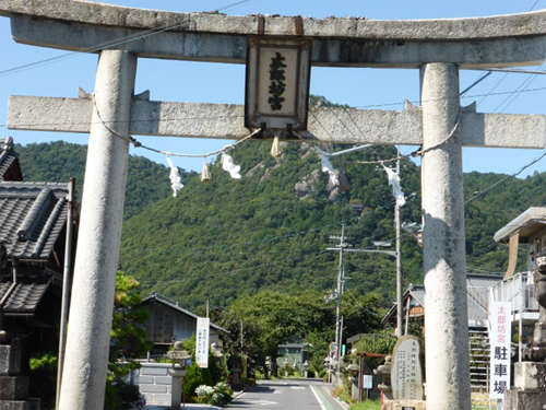 太郎坊宮前駅鳥居